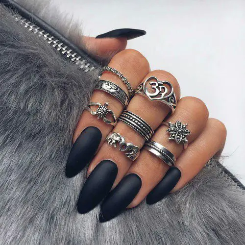Diseño de uñas en tono negro. 