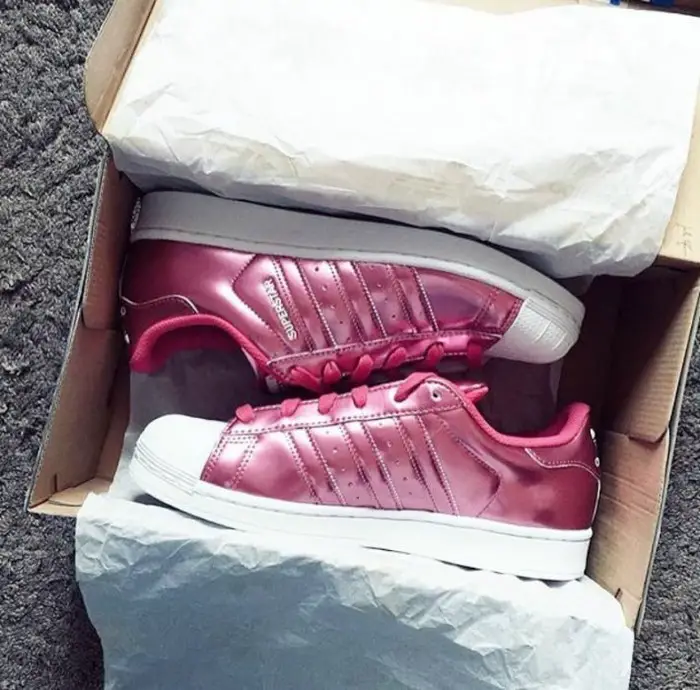 pies de mujer con tenis adidas superstar rosa 