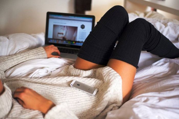 Resultado de imagen para chica viendo peliculas table tumblr