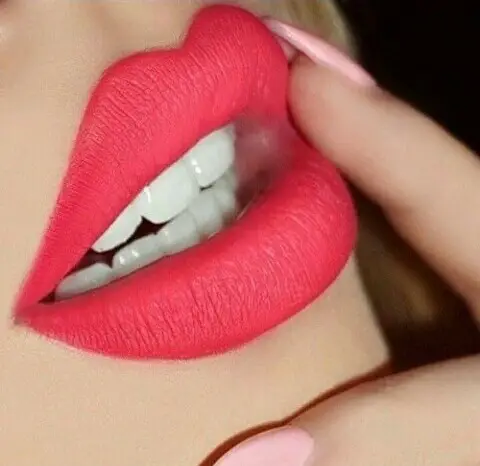 maquillaje con labios rojos