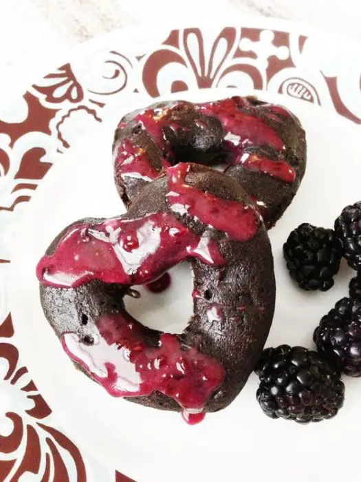 Skinny Double Chocolate Mixed Berry Cake Donuts: 