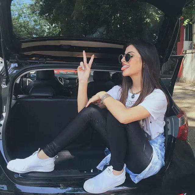 Resultado de imagen para chica con carro tumblr