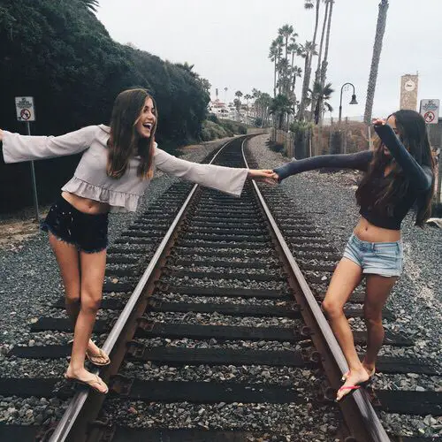 Resultado de imagen para chica feliz y amiga tumblr