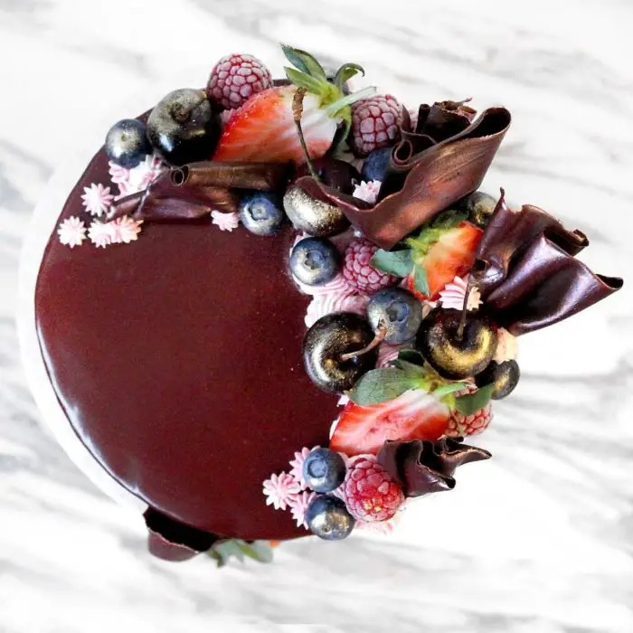 pastel de chocolate con fresas y moras