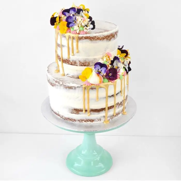 pastel blanco con flores moradas