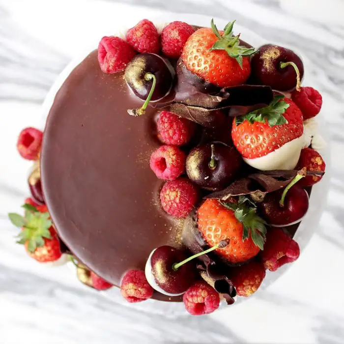 pastel de chocolate con fresas y cerezas
