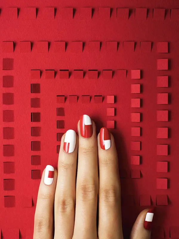 Formas asimétricas patrones geométricos uñas rojas