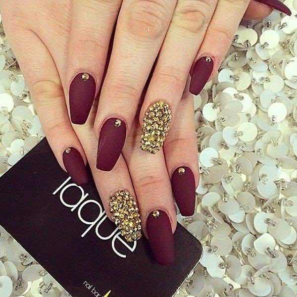 27+ hermosas uñas decoradas con pedrería