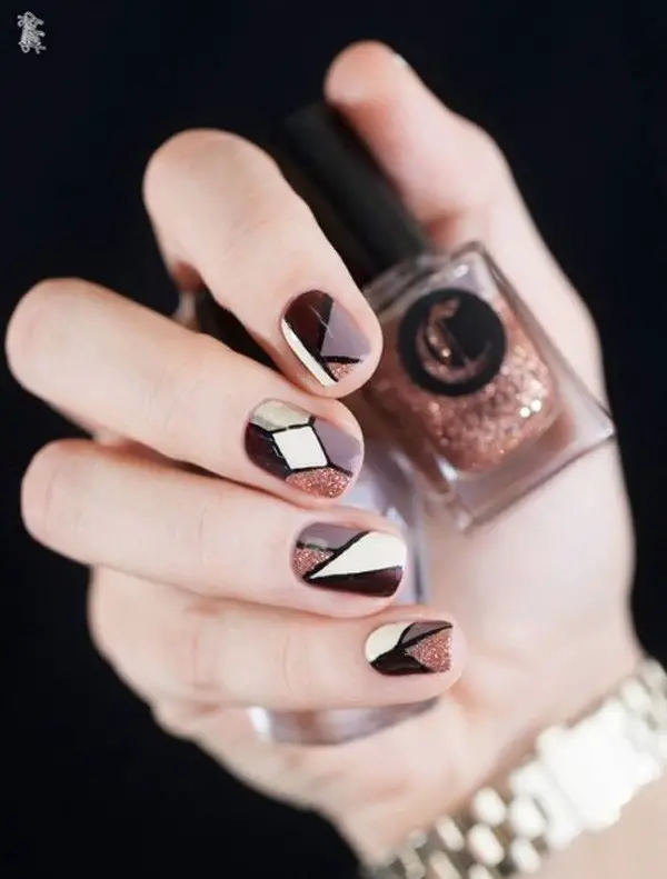 Uñas de diamantes marrones
