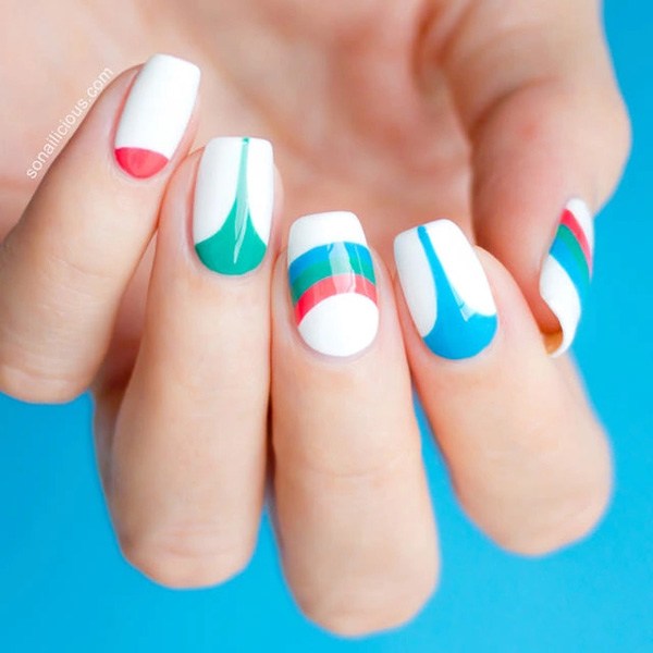 Diseño de uñas geométricas de color brillante simple