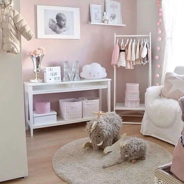 24 Encantadoras Ideas De Mini Closets Modernos Para Niñas Una Pared Tipo Pizarra Al Rededor De Tu Closet