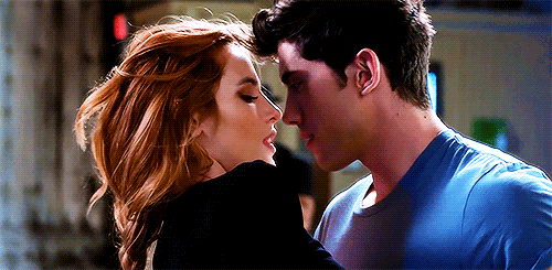 Resultado de imagen para girl in love gif