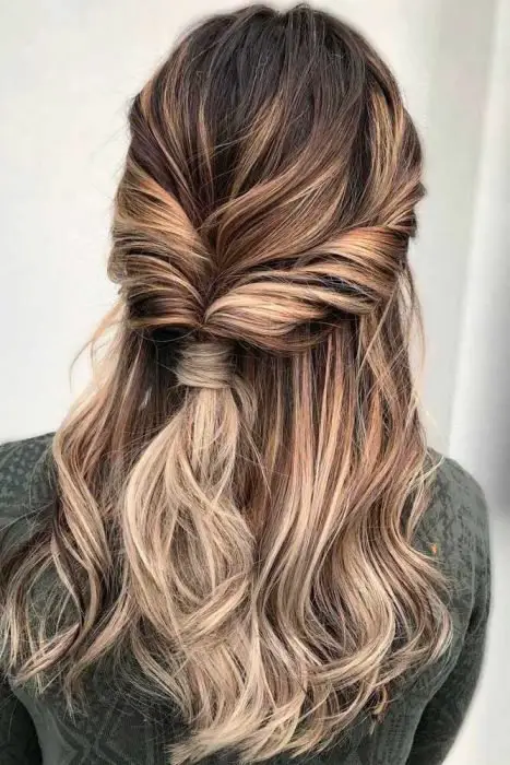 Cabello en media coleta con torcidos