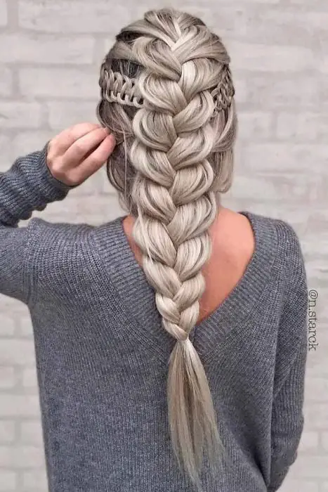 Cabello atado en una trenza cola de pes