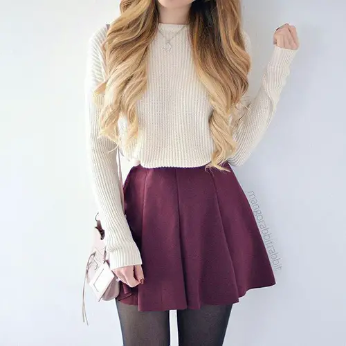 skirt roja oufit casual https://noticiastu.com/belleza-moda/outfits-casuales-te-encantaran/