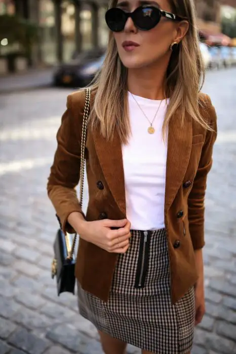 outfit blazer cafe oscuro mujer
