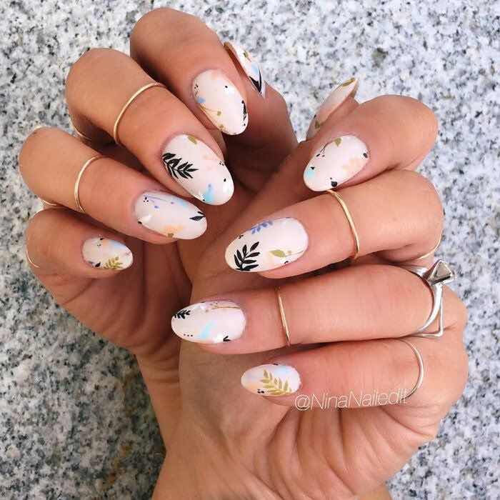 Uñas con hojas