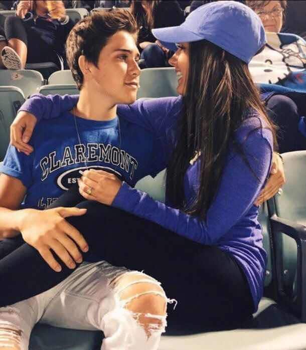 pareja apoyandose
