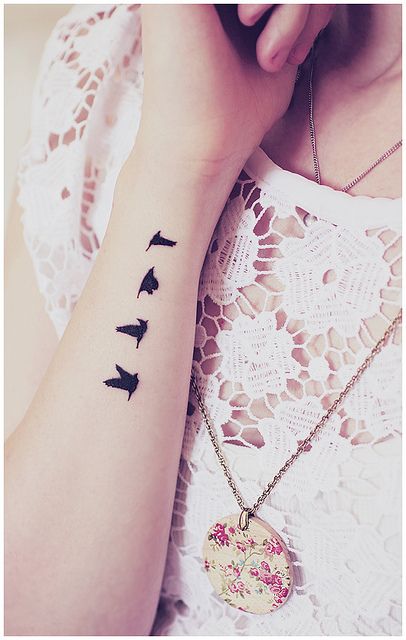Resultado de imagen para tatuajes de golondrinas pequeños