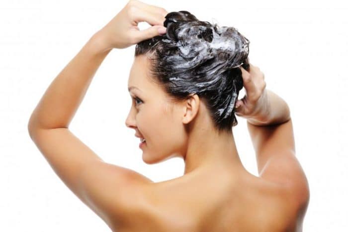 Resultado de imagen para chica lavandose el pelo