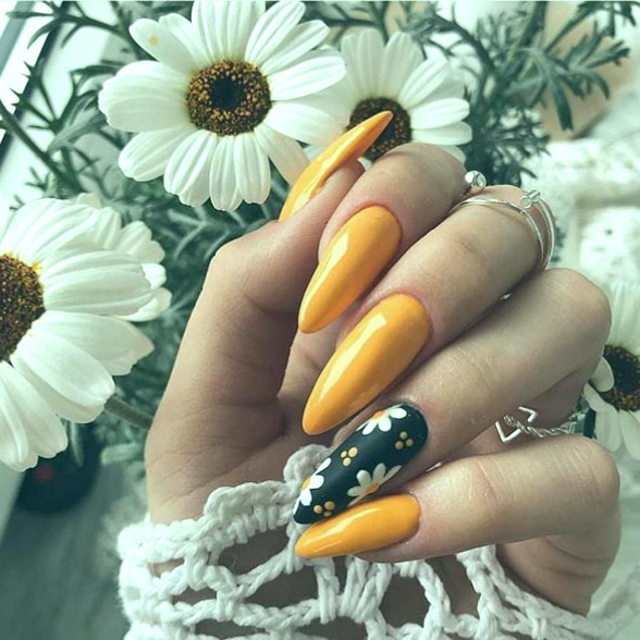 nail design with flowers
