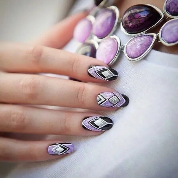 patrones geométricos modernos uñas púrpura