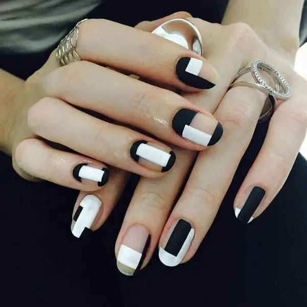 Elegante versión en blanco y negro de la manicura geométrica
