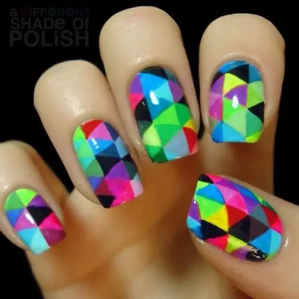 diseño de arte de uñas triángulos multicolores