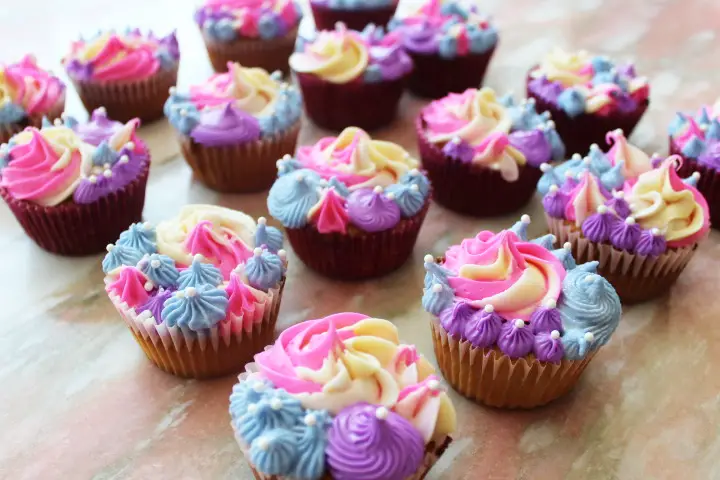 Cupcakes de Unicornio https://noticiastu.com/recetas/30-ideas-cupcakes-unicornio-aprende-hacerlos/