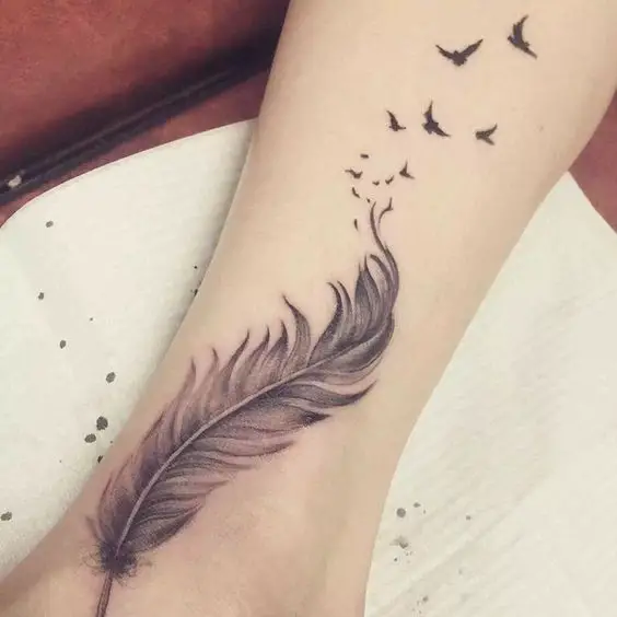Resultado de imagen para Tatuaje de pluma en la pierna