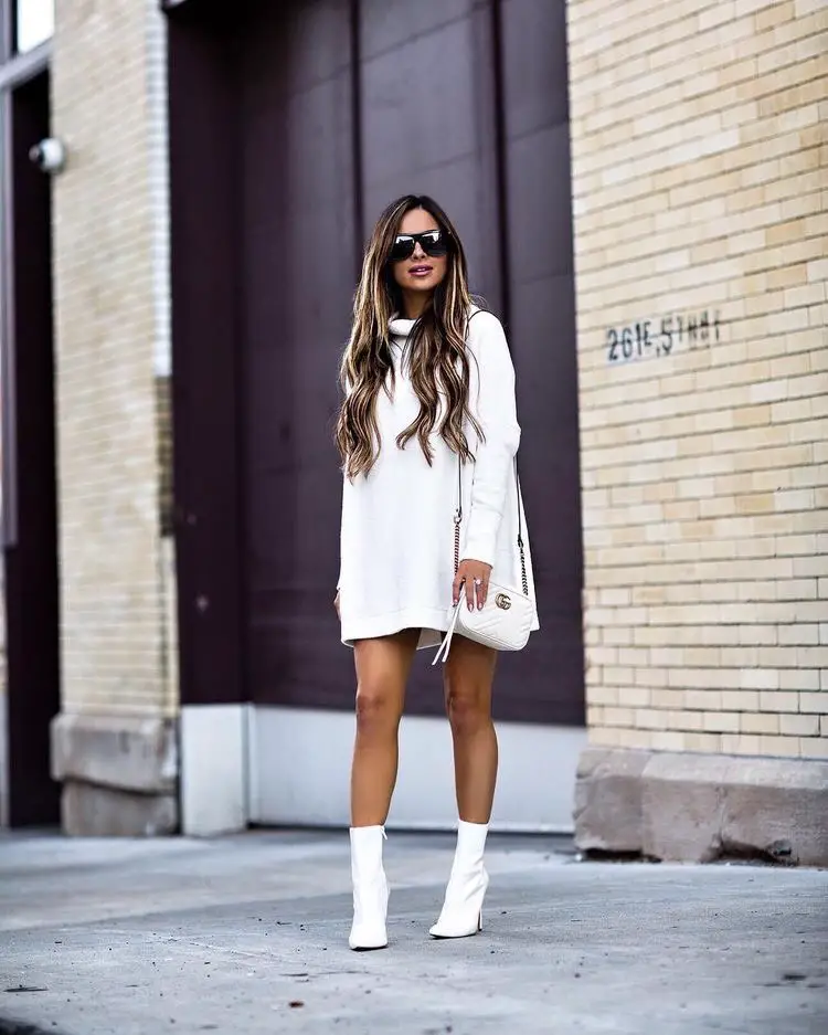 outfit con botas blancas cortas