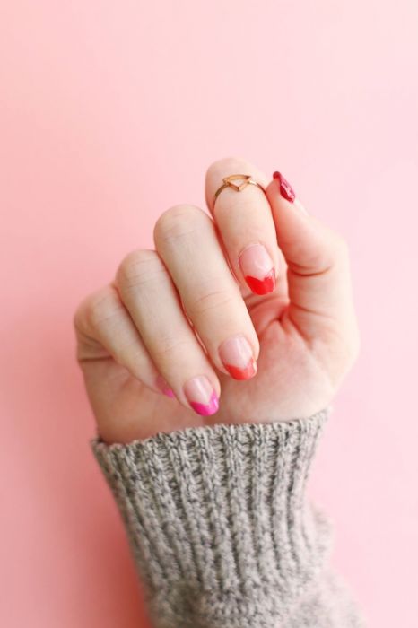 Uñas degradadas efecto ombre - https://noticiastu.com/belleza-moda/unas-degradadas-efecto-ombre/