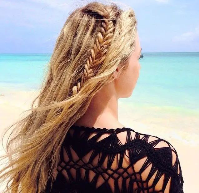 peinados para la playa https://noticiastu.com/belleza-moda/10-peinados-perfectos-la-playa-piscina/