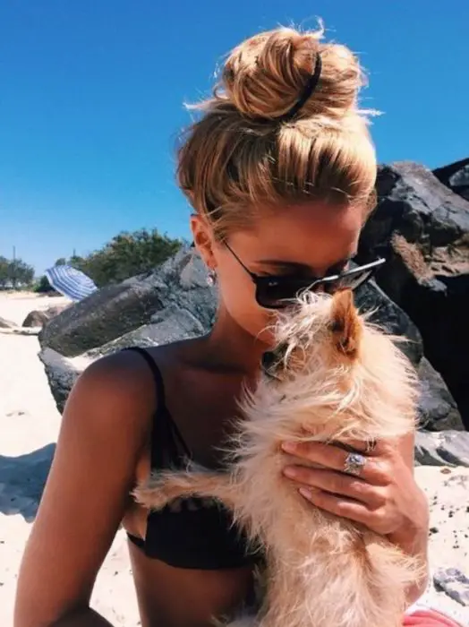 Chica usando un bun despeinado peinados para la playa https://noticiastu.com/belleza-moda/10-peinados-perfectos-la-playa-piscina/