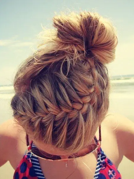 peinados para la playa https://noticiastu.com/belleza-moda/10-peinados-perfectos-la-playa-piscina/