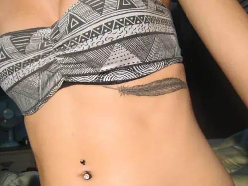 Resultado de imagen para feather tattoos girl tumblr