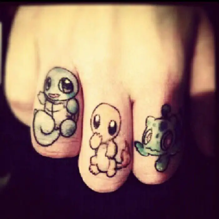 Tatuajes con Pokemon en los dedos.