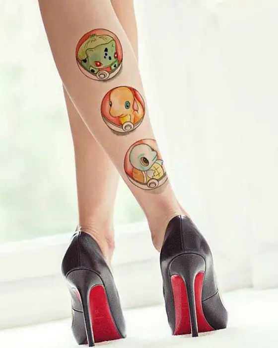 Retratos Pokemon en su pierna.