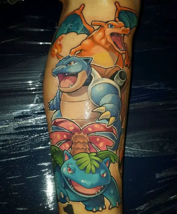 Grandes tatuajes con imágenes de tres Pokémon.