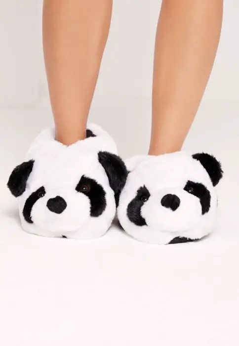 Ces chaussons pandas sont bien trop mignons pour passer à côté ! Vous pouvez même leur donner des petits noms, vous verrez ils ne vous quitteront pas d'une semelle.