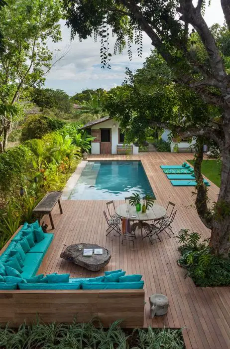 This beautiful four bedroom house is surrounded by nature. Whether it be the private garden and swimming pool, or the range of trees and plants circling the house, guests will feel immersed in a tropical oasis...