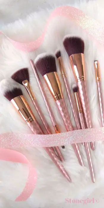 Your makeup routine is going to get a whole lot more magical with this gorgeous 8 piece unicorn makeup brush set. With bold blush and rose gold accents, your beauty routine is about to get a bit more