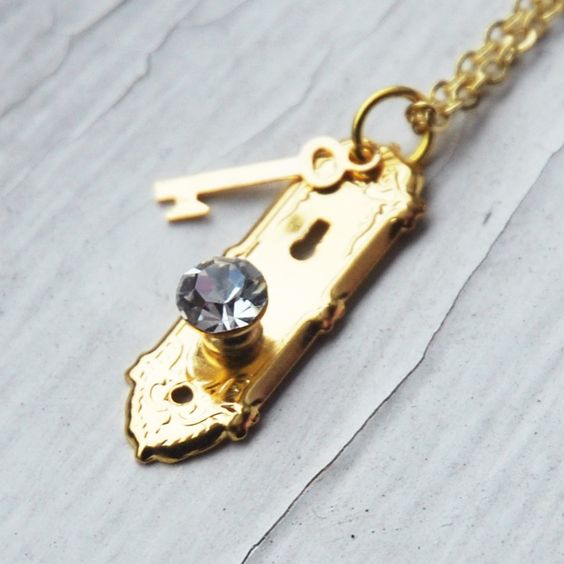 AAAHHH .... wonderful. Alice in Wonderland Golden Doorknob and Key Necklace. .00, via Etsy.: 