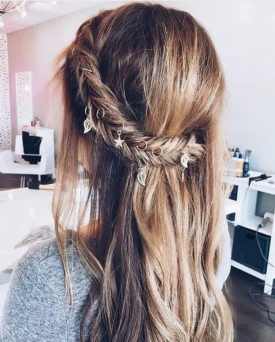 Gefällt 2,858 Mal, 4 Kommentare - Luxy Hair (@luxyhair) auf Instagram: „Monday hair inspo: Add some charms or hair rings to your Fishtail braid for a beautiful boho vibe!…“