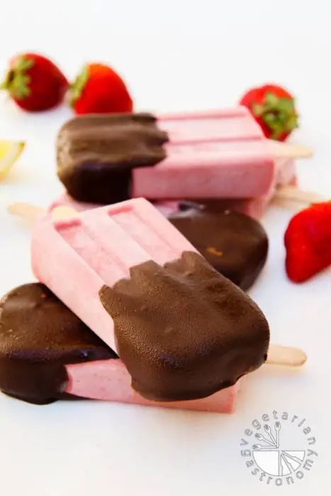 chocolate covered strawberry cream popsicles-5