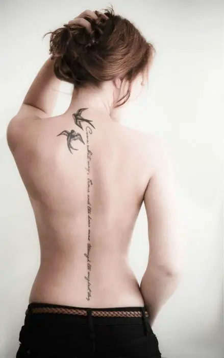 Resultado de imagen para tatuajes de golondrinas pequeños