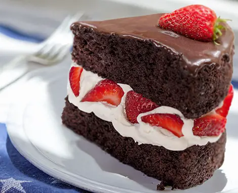 Resultado de imagen para chocolate cake with strawberry cream inside