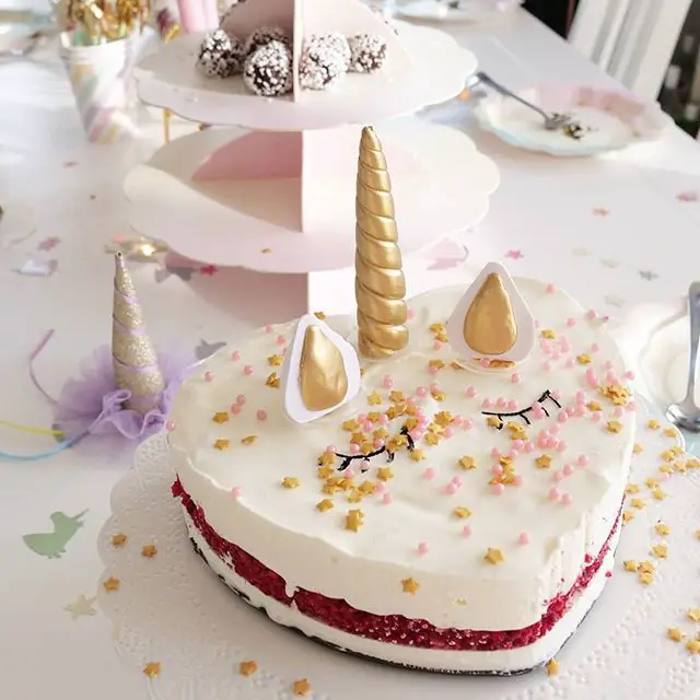 Featured image of post Torta De Unicornio Con Crema Redonda 16 cm de di metro 08 a 10 porciones 18 cm de di metro 12 a 14 porciones 20 cm de por ejemplo si vas a elaborar torta que ser cubierta de crema puedes usar un bizcocho liviano pero si la vas a forrar con fondant ste no te servir