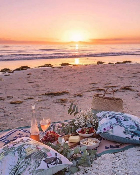 Resultado de imagen para romantic date at the beach tumblr