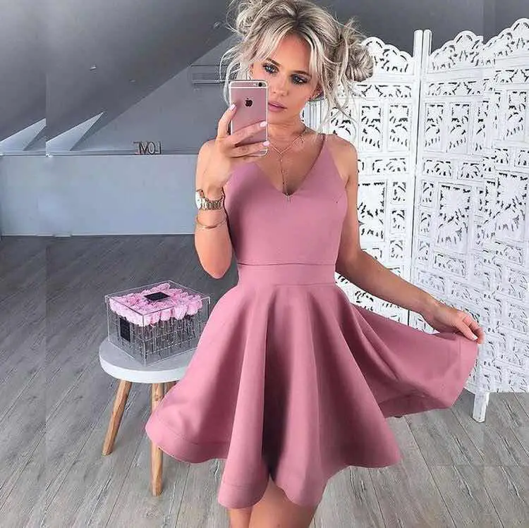 vestido rosa palo con tenis